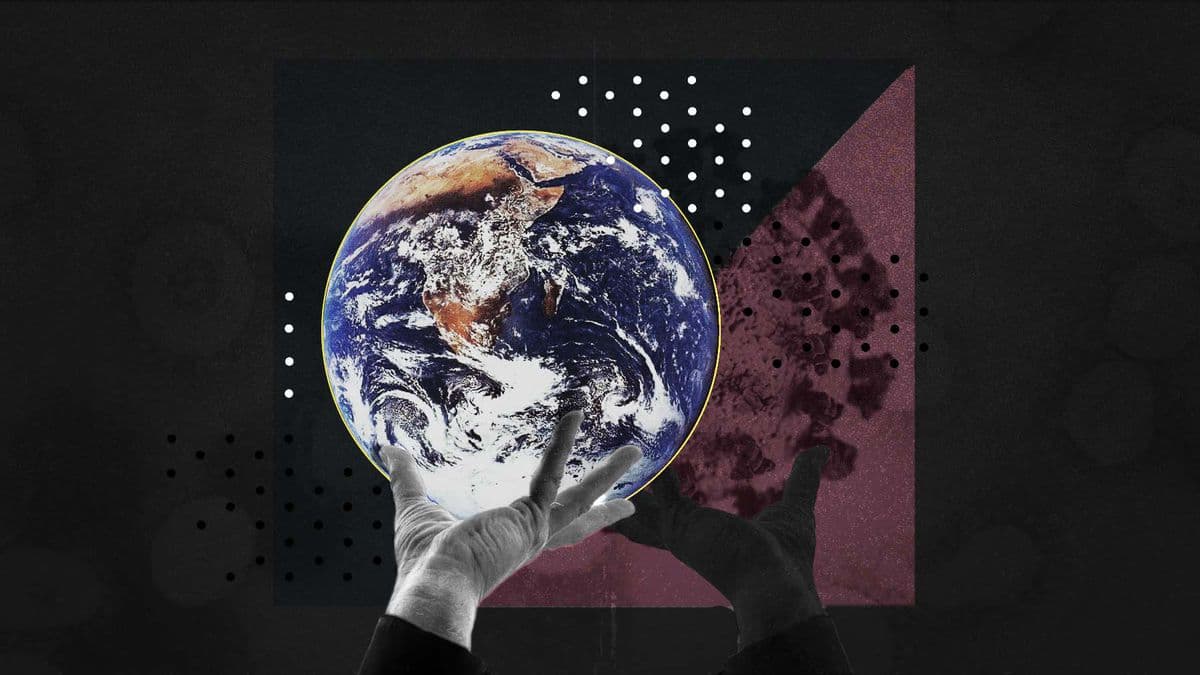 이 이미지는 다양한 질감과 색상의 추상적인 배경에 지구를 표현한 장갑을 낀 한 쌍의 손이 전 세계적인 팬데믹의 위협을 상징하는 것으로 보입니다.